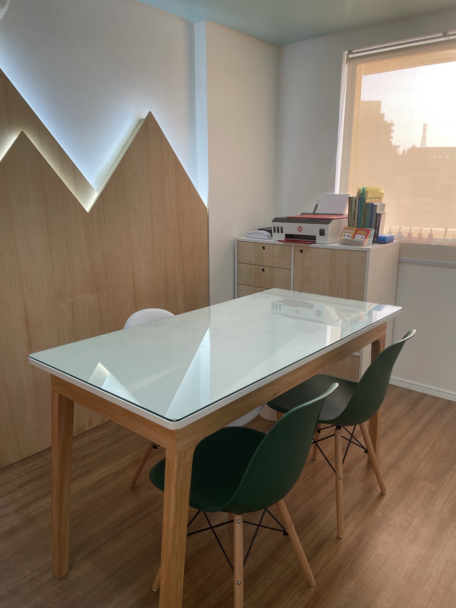 Sala de atendimento com painel decorativo em formato de montanha