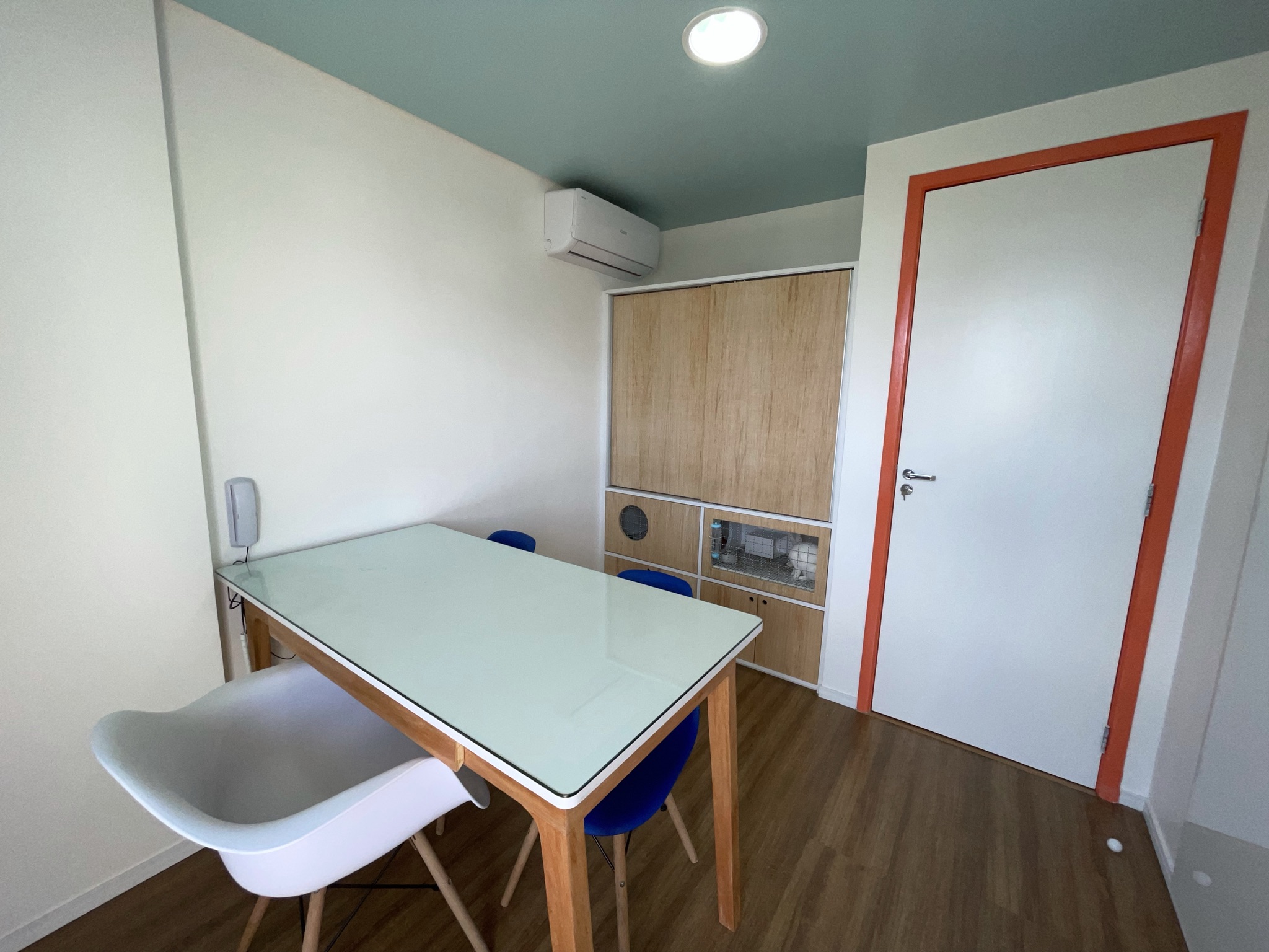 Sala de atendimento com mesa e cadeiras