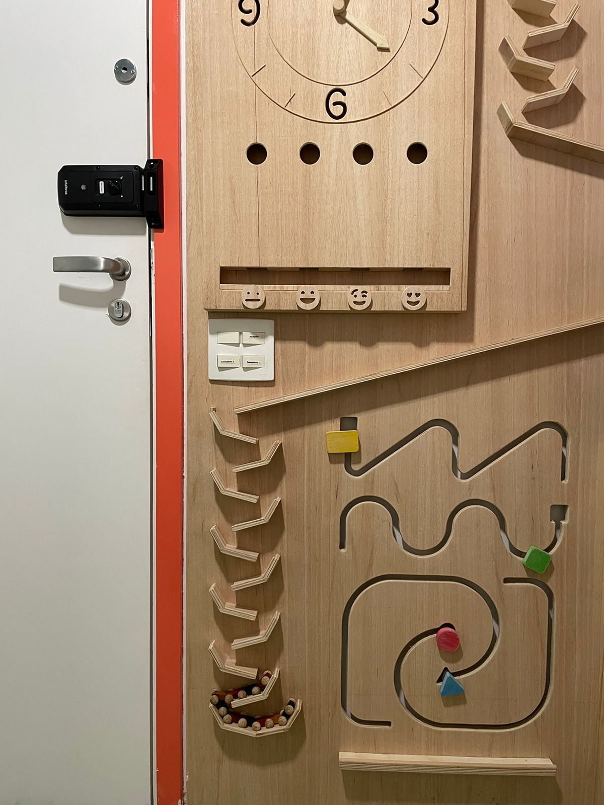 Painel sensorial de madeira com jogos táteis