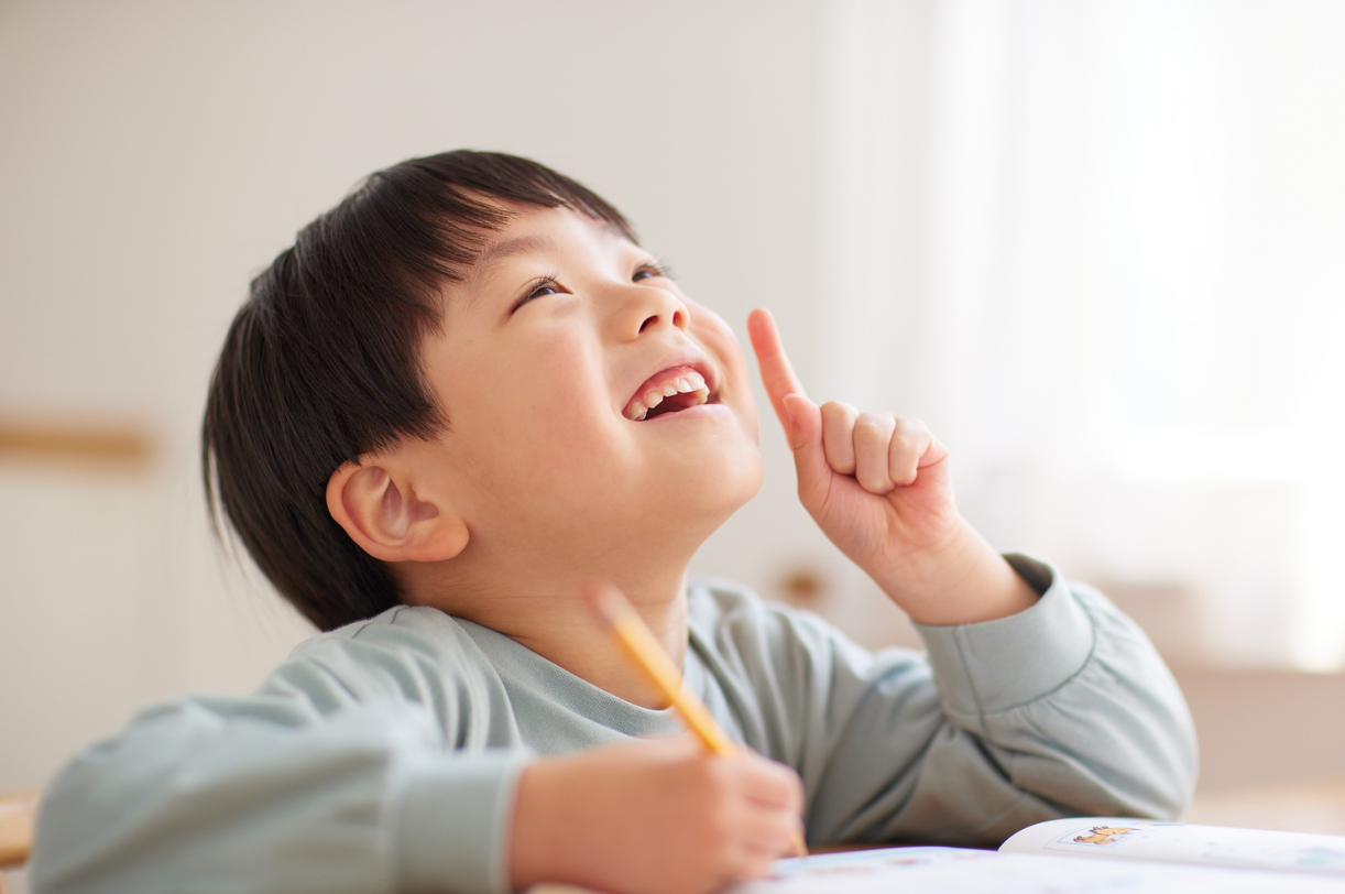 Saiba como melhorar o aprendizado do seu filho com autismo: estratégias práticas